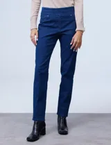 Jegging de denim azul elastizado, corte recto, con pretina ancha elastizada, bolsillos delanteros simulados y bolsillos traseros aplicados.