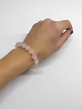 Pulsera de cuarzo rosa con cuentas esféricas pulidas en hilo elástico.