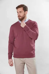 Sweater de hilo color borgoña, con cuello en V y logo bordado en el pecho.