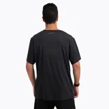 Remera deportiva de manga corta color negro, con cuello redondo y logo de la marca Merrell estampado en el centro del pecho.