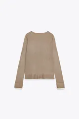 Jersey de punto efecto doble, color azul marino con detalles en blanco en el cuello, puños y ruedo. Presenta cuello redondo y manga larga con diseño de hombros raglán.