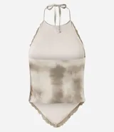 Top halter de tela satinada, color beige con efecto tie-dye/manchas en tonos marrones. Presenta detalles de encaje en el escote y el bajo. El diseño es ajustado al cuerpo.