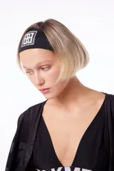 Vincha deportiva negra de poliéster con logo estampado en el centro.