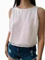 Blusa rosa sin mangas con espalda descubierta y lazo en la cintura.