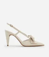 Zapato tipo slingback de punta fina con tacón tipo cono, confeccionado en material sintético con acabado brillante. Presenta un detalle de maxi lazo en la parte frontal y una tira ajustable con hebilla en el talón.