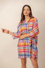 Vestido corto camisero con estampado de rayas multicolores, cuello camisero, mangas tres cuartos y cierre frontal de botones.