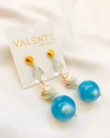 Aros colgantes con cuentas doradas, transparentes, blancas con manchas marrones y esferas grandes color celeste.