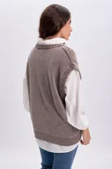Chaleco oversize de tejido de punto color marrón, con escote en V y diseño con trenzas y textura.