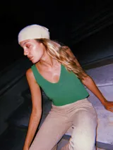 Blusa corta de tejido de punto con lurex y viscosa, color verde brillante, con escote en V y sin mangas.