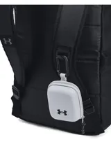 Mochila Under Armour color negro con compartimento principal amplio, bolsillo frontal con cierre y solapa con hebilla ajustable. Incluye compartimento acolchado para portátil y bolsillos laterales.