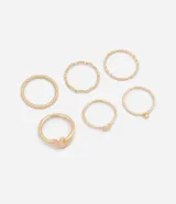 Kit de seis anillos finos de metal en tono dorado, con diseños variados que incluyen aros retorcidos, texturados, y detalles de esfera, medalla circular y pétalos.