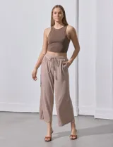 Pantalón wide leg color beige, marca Ninety. Con pretina ancha elastizada y lazo de ajuste.
