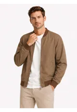 Campera tipo bomber color marrón, de microfibra, con cierre frontal completo, bolsillos laterales ribeteados y puños, cuello y ruedo de rib elástico.