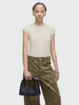 Cartera tipo hobo de cuero negro, con diseño estructurado y asa superior integrada. Presenta el logo de la marca grabado en el frente.