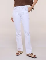 Pantalón jean de tiro medio y calce bootcut color blanco, confeccionado en denim elastizado con visibles pespuntes decorativos a contraste en pretina, bolsillos frontales y traseros. Presenta bolsillos posteriores con botón metálico y cierre frontal con cremallera y botón.