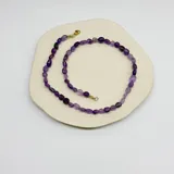 Collar de cuentas de amatista con formas irregulares y cierre con baño de oro.