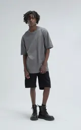 Remera de algodón premium color gris oscuro (concreto), corte extra oversize con hombros caídos y cuello redondo.