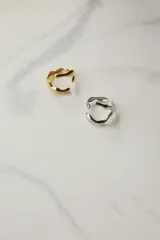 Anillo ajustable de acero quirúrgico con diseño orgánico y texturizado, color dorado.