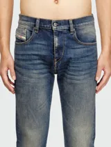 Jeans Diesel de corte slim, color azul con efecto lavado y detalles de desgaste. Modelo D-Strukt 09M16.