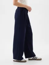 Pantalón de vestir negro de corte recto y tiro alto, con pinzas frontales y bolsillos laterales.