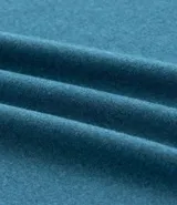 Remera deportiva de hombre con tecnología dry fit, cuello redondo y manga corta. Presenta un diseño liso en color beige con una pequeña etiqueta decorativa en el dobladillo.