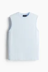 Musculosa de punto liviano en color celeste, con cuello redondo y sisas con ribete acanalado. Presenta un corte estándar y bajo recto, diseñada con tecnología de fibra sintética para transporte de humedad.