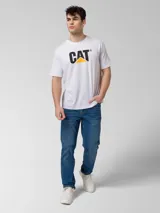 Pantalón de jean azul índigo con diseño clásico de cinco bolsillos, cierre de cremallera y botón metálico. Presenta corte de pierna delgada, remaches con logo en bolsillos delanteros y parche de marca en la cintura trasera.