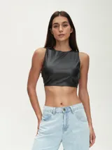 Top corto negro de cuero sintético, con cuello redondo y sin mangas.