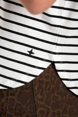 Remera blanca con rayas horizontales negras, de algodón peinado.