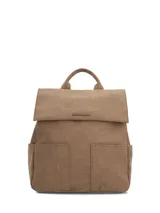 Mochila de ecocuero color marrón de la marca Hush Puppies, con compartimento principal con solapa y cierre, bolsillos delanteros y laterales abiertos, asa superior y correas ajustables.