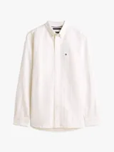Camisa Tommy Hilfiger de corte regular y cuello con botones, confeccionada en puro algodón Oxford con estampado de raya diplomática. Cuenta con bolsillo de parche en el pecho con logo bordado.