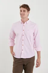 Camisa de vestir blanca de manga larga, con cuello abotonado, bolsillo frontal y botones en tono madera.