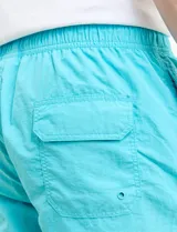 Short de baño verde agua.