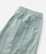 Bermuda de playa para hombre, de corte recto y color verde menta, confeccionada en algodón texturizado con diseño de rayas sutiles. Cuenta con cintura elástica con cordón de ajuste, bolsillos laterales y diseño sin estampas.
