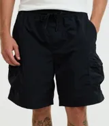 Bermuda cargo negra de tejido tecnológico (poliamida), con corte holgado, bolsillos laterales funcionales y cintura elástica con cordón ajustable.