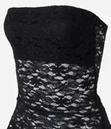 Blusa strapless de encaje negro con escote recto y dobladillo asimétrico con puntas diferenciadas.