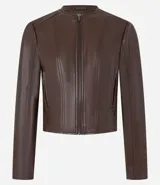 Campera básica de cuero sintético (PU) color marrón oscuro, con cuello redondo, cierre frontal y recortes decorativos. Cuenta con mangas largas y bolsillos con cierre.