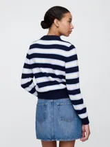 Buzo de punto de algodón con diseño de rayas horizontales en amarillo, azul y blanco. Presenta cuello redondo acanalado, mangas largas y puños y ruedo con terminación elástica.