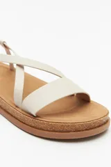 Sandalias negras con tiras cruzadas y hebilla ajustable, suela de corcho y plataforma.