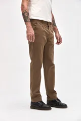 Pantalón chino de gabardina color gris, con corte slim, bolsillos laterales y pretina con elástico.