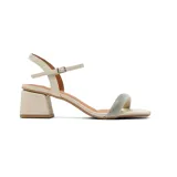 Sandalias de tacón Korium Riley color blanco hueso, con punta cuadrada, dos tiras finas, una con strass, y pulsera al tobillo con hebilla. El taco es geométrico y mide 6 cm.