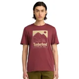 Remera Timberland color bordó con estampa rectangular en el frente que incluye un paisaje de montaña, árboles y el logo de la marca.