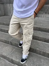 Pantalón cargo color arena de gabardina, corte recto y bolsillos laterales.