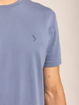 Remera básica de manga corta y cuello redondo, color blanco, con pequeño logo bordado en el pecho.