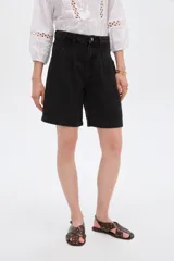 Short de jean negro de tiro alto, corte ancho, con pinzas delanteras y presillas para cinto.