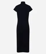 Vestido midi de punto color marrón, con cuello alto, manga corta y aberturas laterales.