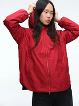 Campera Save The Duck modelo Zani, de diseño ligero con cierre frontal de cremallera, capucha integrada y cuello alto. Presenta un corte holgado y contemporáneo, ideal para uso urbano.