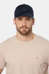 Gorra de béisbol azul de lona con logo en el frente.