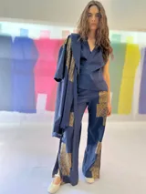 Blazer/Vestido azul con estampado en cobre laminado, solapa smoking y lazos a la altura de la cintura.