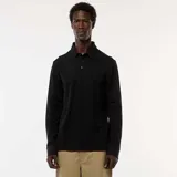 Remera tipo polo de manga larga en color negro, confeccionada en tejido de piqué, con cuello clásico y cierre frontal de tres botones.